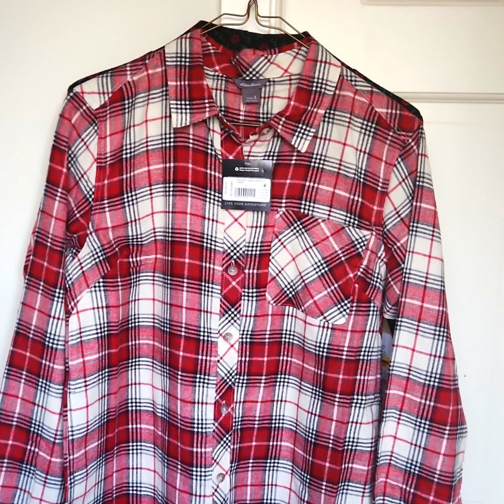 NEW. RED, WHITE AND BLACK LONG-SLEEVED PLAID SHIRT. FRONT POCKET.  SIZE SMALL.